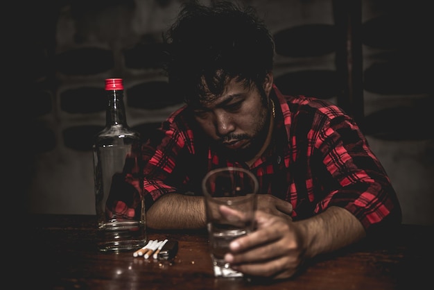 아시아 남자는 밤 시간에 집에서 혼자 보드카를 마신다태국 사람들스트레스 남자 술에 취한 개념