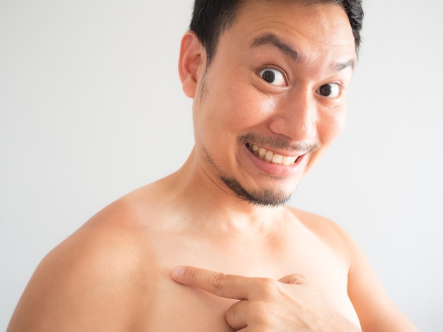 アジアの男が肩で日焼けする