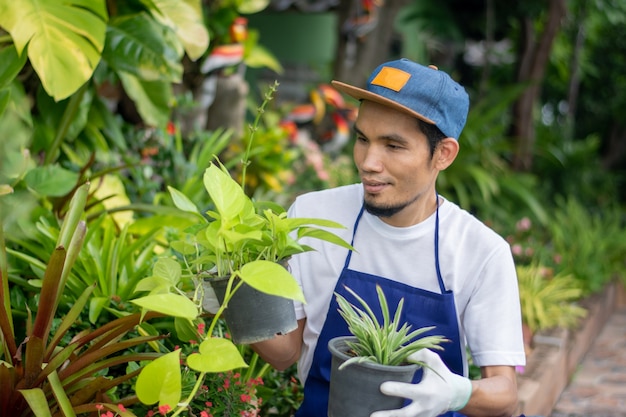 アジア人男性幸せな店で植物園を売る