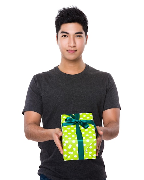 Азиатский мужчина держит подарочную коробку