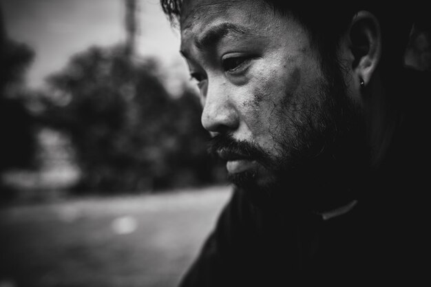 Foto l'uomo asiatico è senzatetto sulla strada lateraleuno sconosciuto deve vivere per strada da solo perché non ha famiglia