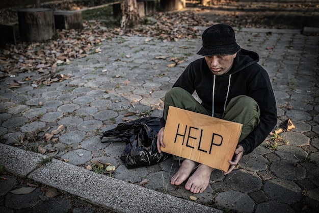 Азиатский мужчина бездомный на обочинеНезнакомец вынужден жить один на дороге, потому что у него нет семьи