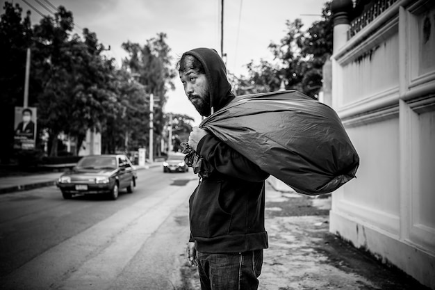 길가에 노숙자인 동양인남편은 가족이 없어서 길에서 혼자 살아야 한다
