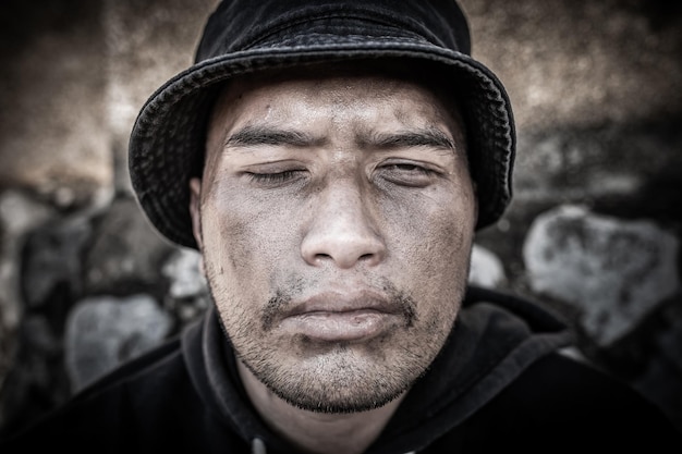 Азиатский мужчина бездомный на обочинеНезнакомец вынужден жить один на дороге, потому что у него нет семьи