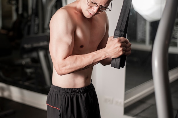 사진 아시아 남자는 피트 니스 체육관에서 운동