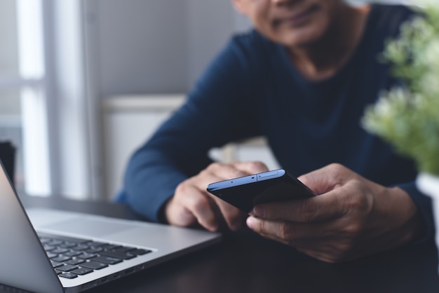 Uomo asiatico online che lavora da casa