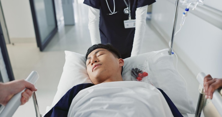 Photo 아시안 남성 환자 및 수술 응급 또는 복도에서 의료 문제를 위해 병원에 밀어 침대 의료 전문가 또는 웰니스 서비스 및 임상 또는 직업에서 위험을위한 배을 가진 사람