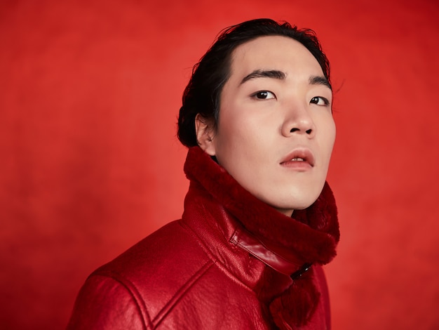 Photo asian man in red clothes on a red space