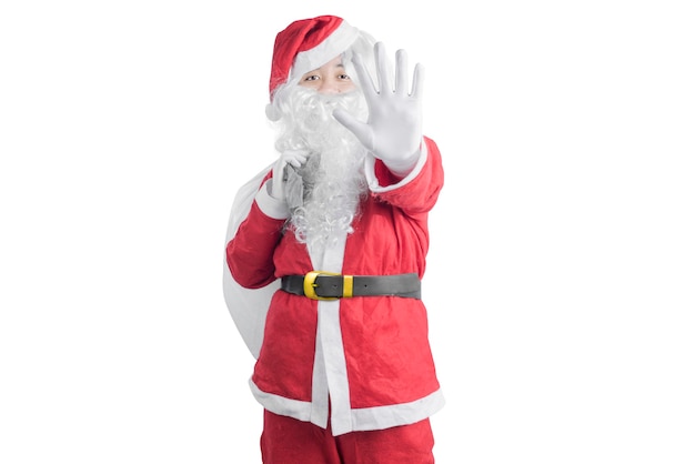 Uomo asiatico in costume da babbo natale con una mano aperta che trasportano il sacchetto regalo isolato su sfondo bianco