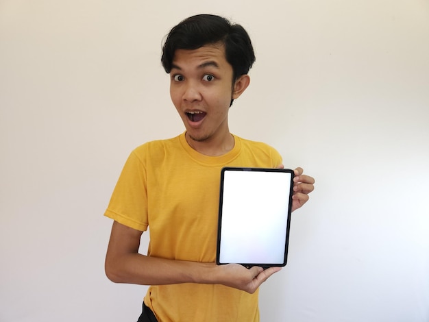 태블릿의 빈 화면으로 아시아 남자 쇼