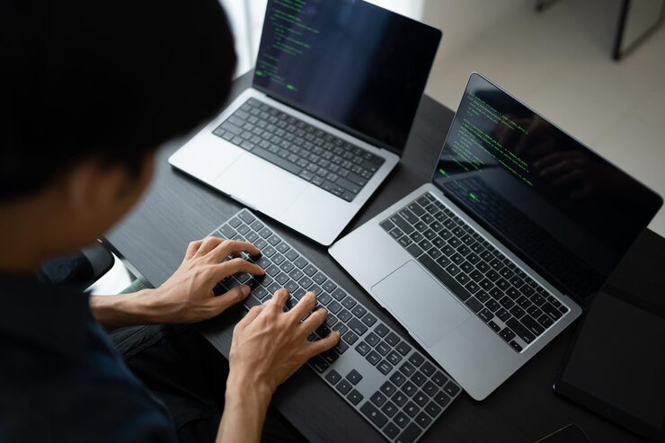 Photo asian man software engineer working on computer at office desk for writing program code it software engineer finding errors tech support devops creating digital