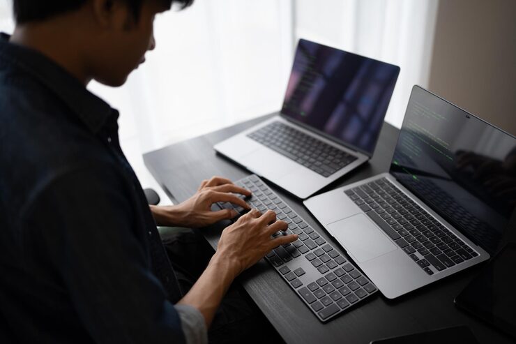 Photo 亞洲人軟件工程師 在辦公室辦公桌上工作 寫程式碼 it 軟件工程師 尋找錯誤 技術支持 devops 創造數碼