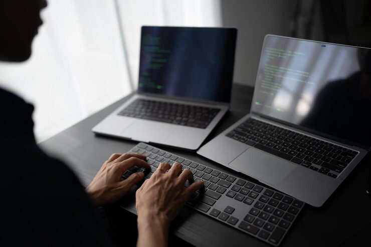 Photo asian man software engineer working on computer at office desk for writing program code it software engineer finding errors tech support devops creating digital