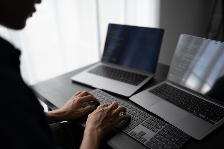 Photo asian man software engineer working on computer at office desk for writing program code it software engineer finding errors tech support devops creating digital