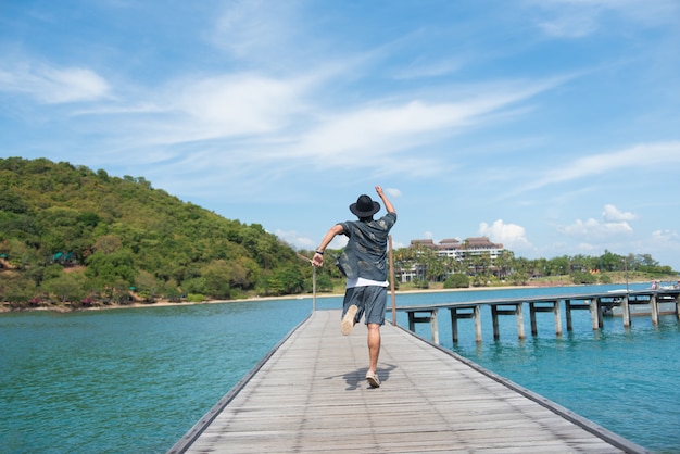 Photo asian man on tropical beach