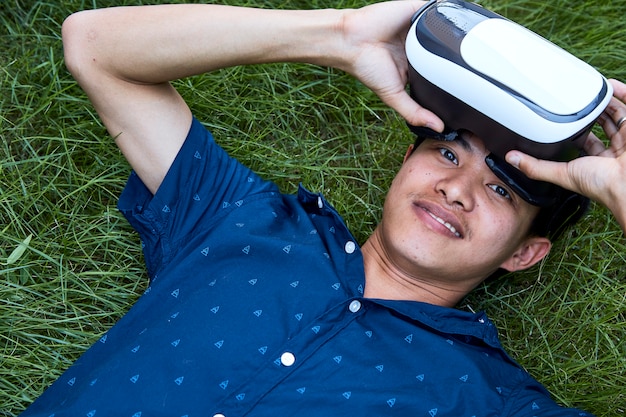 Uomo asiatico che utilizza l'auricolare realtà virtuale