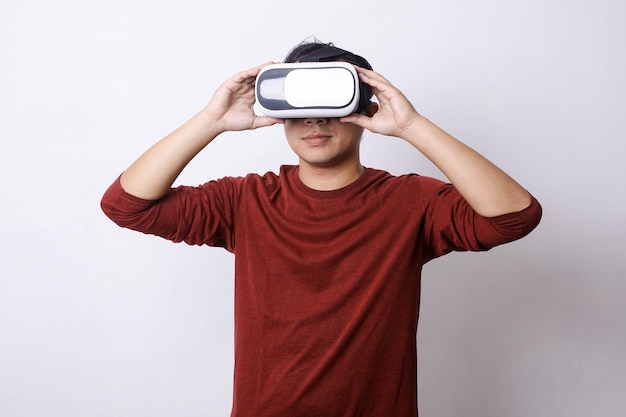 Uomo asiatico che utilizza la realtà virtuale