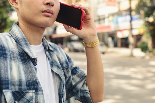 Photo asian man waiting for taxi