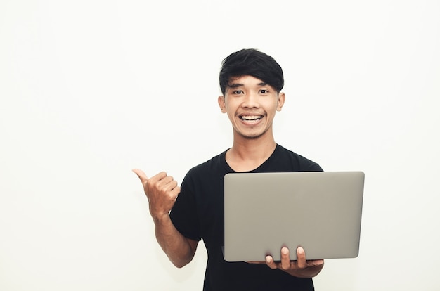 カジュアルな黒のTシャツを着たアジア人男性がアイデアを見つける表現のノートパソコンを持っています
