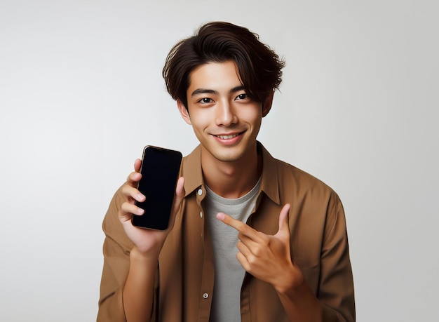 Foto uomo asiatico con una camicia marrone che indica il telefono usando uno smartphone sorridente concetto di recensioni dei clienti