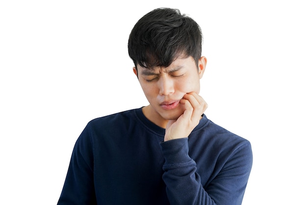 Азиатский мужчина с чувством боли от зубной боли (зуб мудрости), изолированные на белом фоне