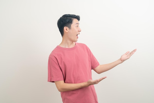 白い背景に手を指さしたりプレゼンテーションをしたアジア人男性