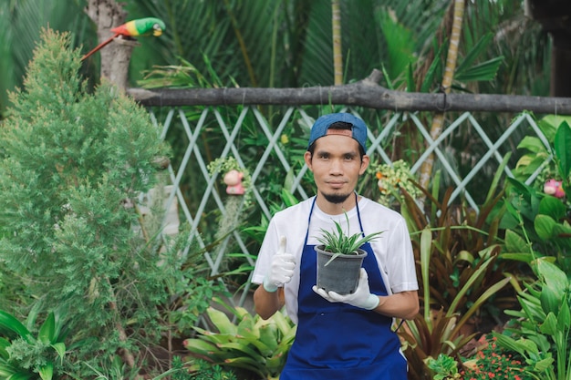 식물 정원 가게에서 일하는 아시아 남자