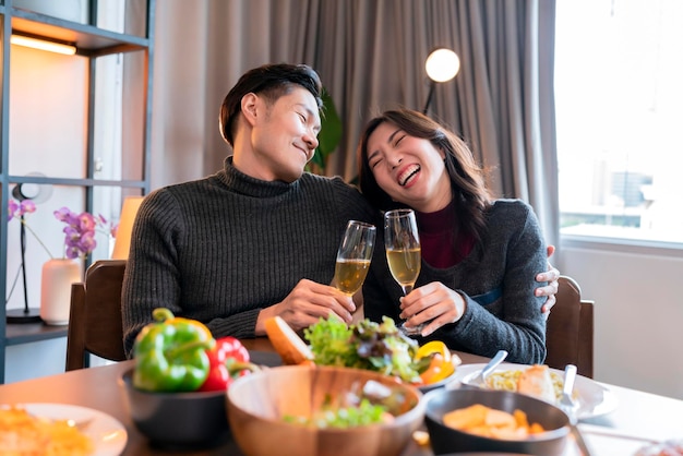 아시아 결혼 커플 행복 쾌활한 저녁 나무 테이블에 앉아 와인 잔을 토스트하는 아름다운 성인 커플 추수 감사절 저녁 크리스마스 축제 휴일가족 축 개념