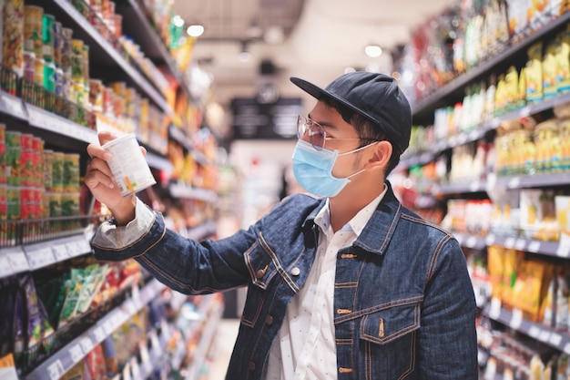 아시아 인 남성들은 코 비드 발발 기간 동안 음식을 사거나 쇼핑하기