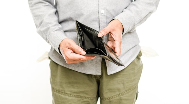 アジアの男性は財布にお金がないことを示し、不況の破産の概念を示しています