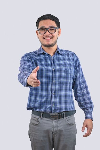 아시아 남자는 인사말 제스처에 행복 미소 파란색 줄무늬 셔츠를 착용