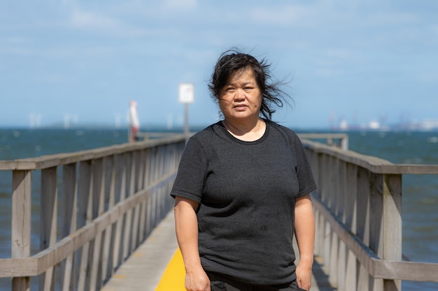 Photo an asian middle aged woman on a jetty