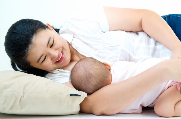 Photo asian mother breastfeeding her baby girl