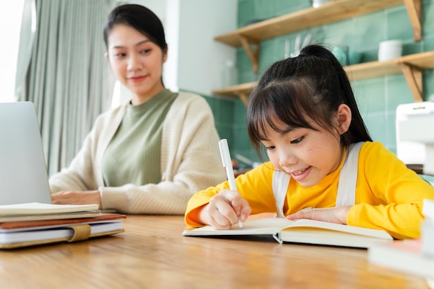 Asiatica madre e figlia che studiano insieme a casa