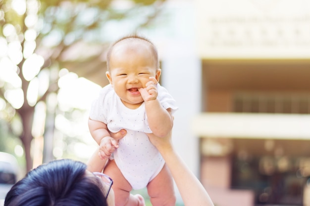 Madre asiatica giocando e prendersi cura del bambino al parco