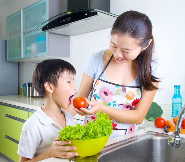 アジアの母と息子は台所で