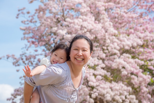 Photo asian mother with her daughter in park