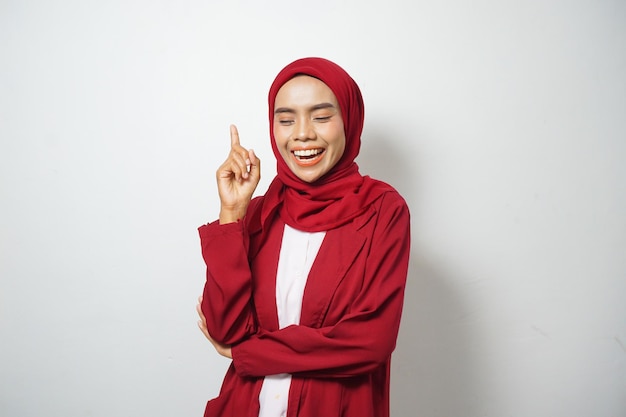 Азиатская бизнесвумен-мусульманка в строгом красном платье находит идею на белом фоне