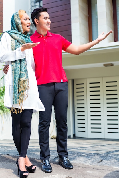 Asian Muslim couple choosing house