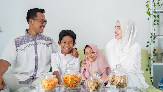 아시아 무슬림 가족들이 식사를 즐기면서 함께 Eid를 축하합니다