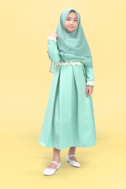 Photo asian muslim girl in tosca dress