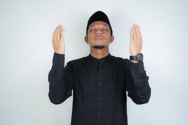 Photo asian muslim man is praying with hands up copy space on isolated background