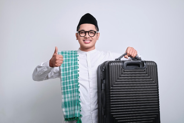 사진 검은 가방을 들고 엄지손가락 기호를 보여주는 아시아 이슬람 남자