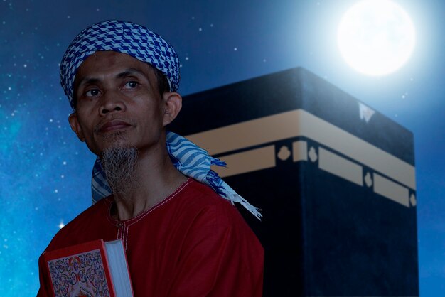 Kaaba보기 및 야간 장면 배경으로 꾸란 앉아 아시아 무슬림 남자