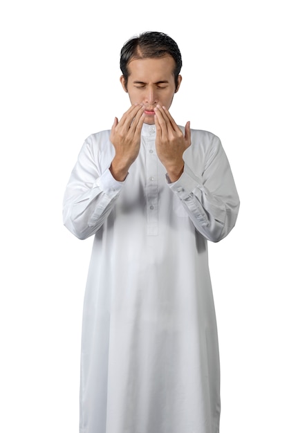 Азиатский мусульманин, стоя поднятыми руками и молиться
