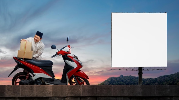 Foto l'uomo musulmano asiatico che lega la scatola sulla motocicletta si prepara per il mudik