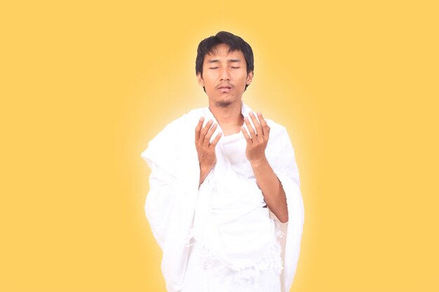 ihram 옷을 입고 아시아 무슬림 남자