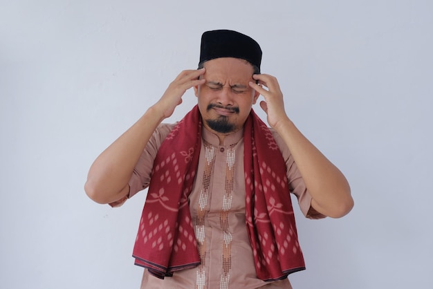 Азиатский мусульманин с головной болью