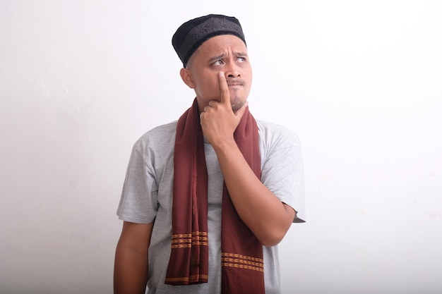 Photo asian muslim man with thinking gesture