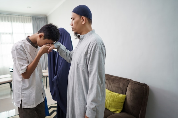 Азиатские родители-мусульмане пожимают друг другу руки в идул фитри ид мубарак